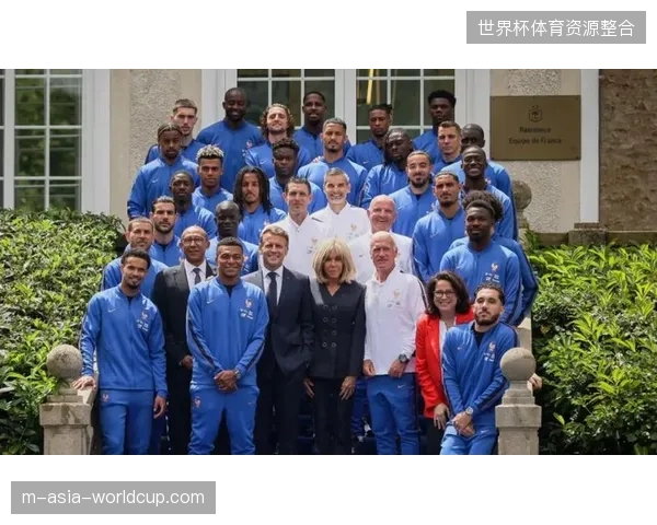 法国总统马克龙亲赴克莱枫丹鼓舞士气，姆巴佩作为球队绝对核心的地位得到进一步确认